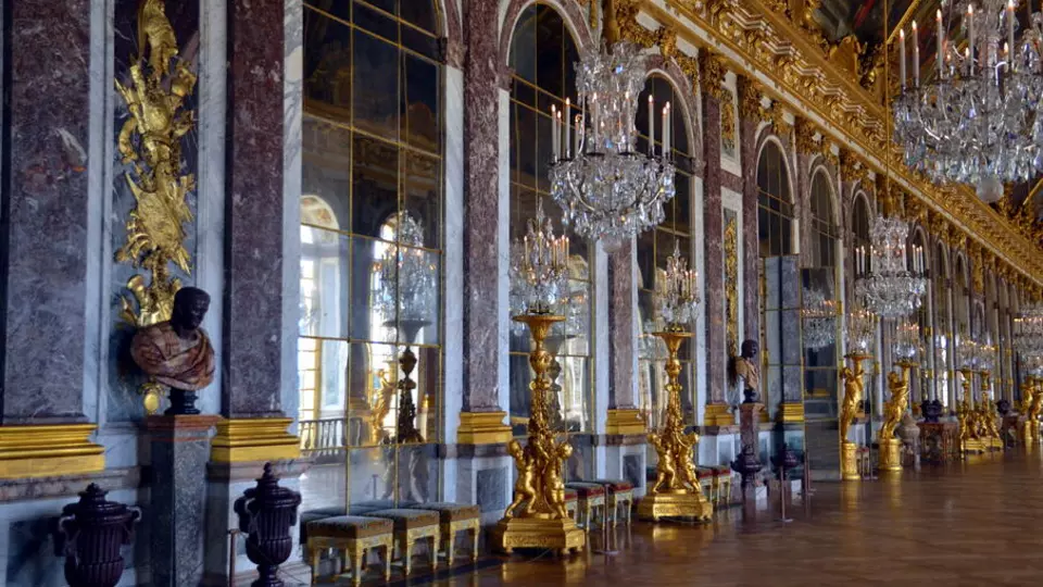 A VERSAILLES-I TÜKÖRTEREM 2
