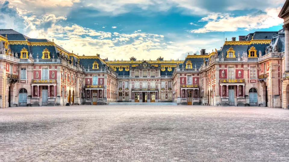 A VERSAILLES-I TÜKÖRTEREM