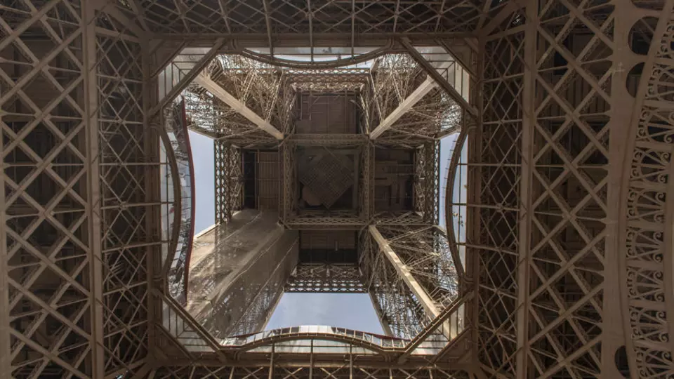 AZ EIFFEL-TORONY ÜVEGEMELETE 4